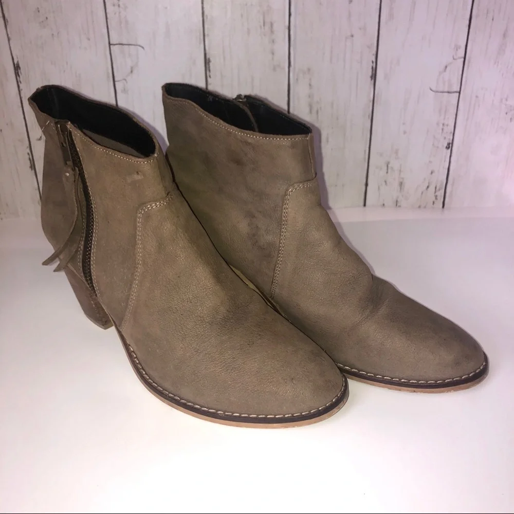 Urban Outfitters Taupe Leather Ankle Heel‎ Bootie 7.5